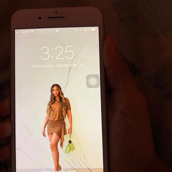I phone 8 plus - Picture 2 of 3
